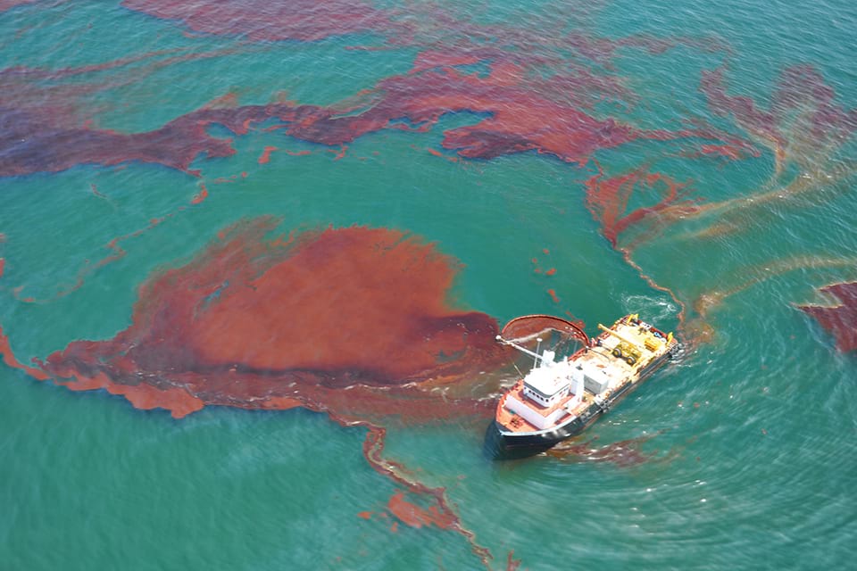 How do oil spills affect people? Coastal pollution tutorial